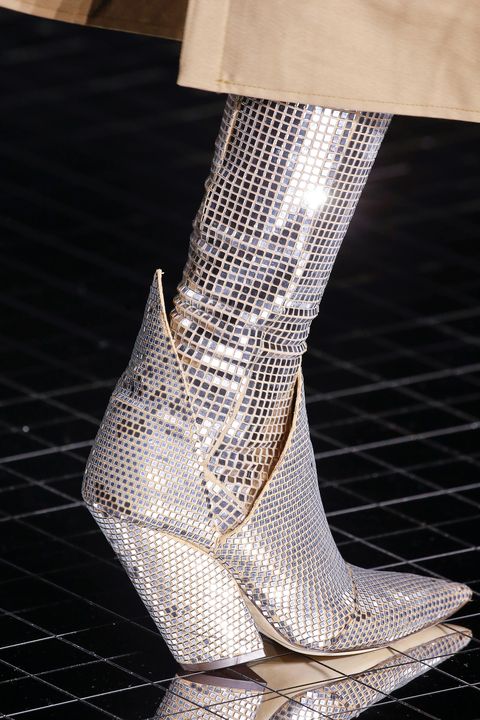 High heeled  silver ankle boot by Burberry
Botín plateado de tacón alto de Burberry