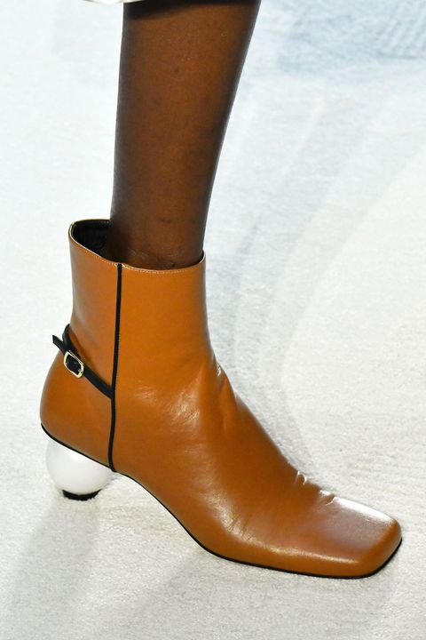 White and brown high heeled ankle boots by JW Anderson
Botín  marrón con tacón rodondo en blanco de JW Anderson