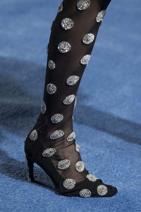 Black embroidery high heel boots by Richard Quinn
Botas negras con círculos tejidos en plata de mujer con tacón alto