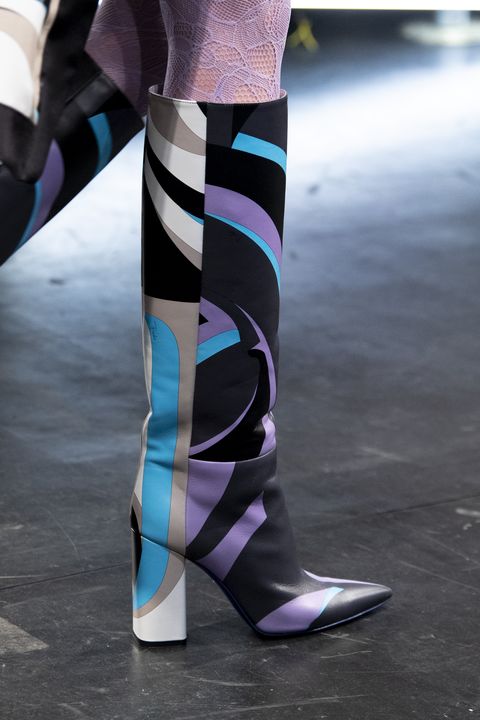 Botas coloridas de tacón cuadrado de Emilio Pucci.
blue, violet, blanc and white high heel boots by Emilio Pucci