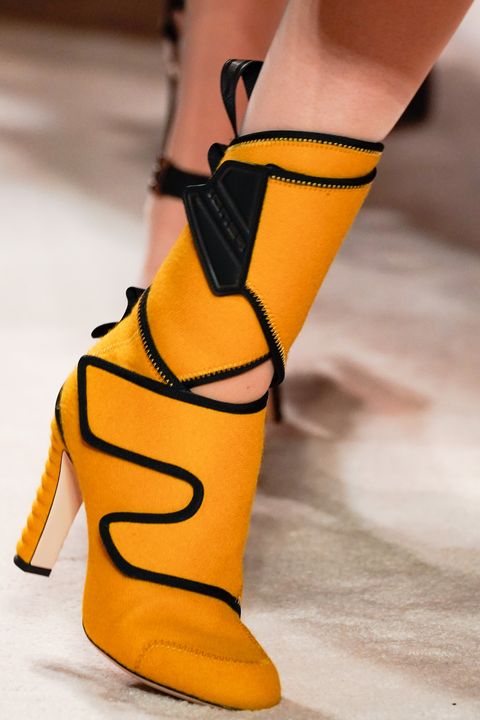 Yellow high heel boot by Fendi | Botas amarillas de tacón de Fendi. 