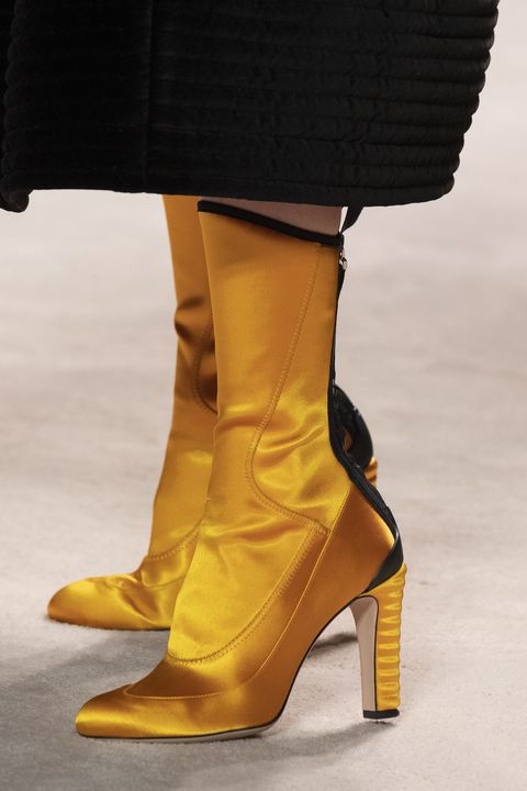 Gold boots with stilleto by Fendi | Botas doradas con estileto de Fendi