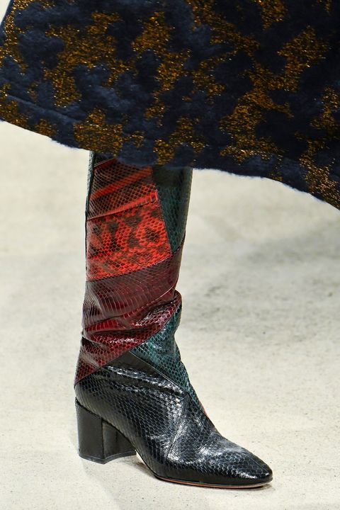 Thigh-High Boots high heel black, red and green boots by Versace | botas de tacón cuadrado con piel de serpiente rojas, negras, y negras