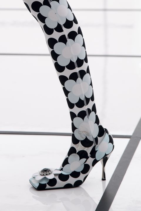 Pumps and stoking in white and black by Moncler |
Salones y medias en combinación simulando una bota con flores negras y blancas de Mocler