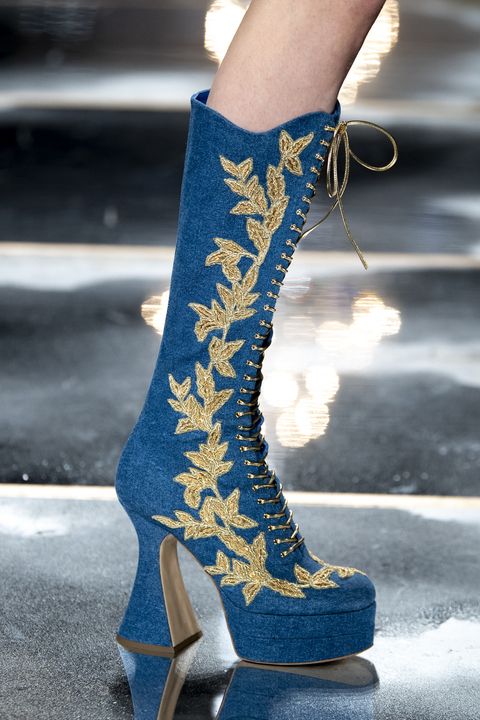 azul and yellow embroidery lace up high heel platform boots by Moschino | botas azules con bordados amarillos con cordones de tacón alto y plataforma de Moschino. 