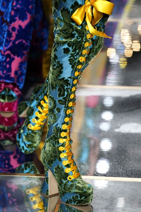 Yellow and green lace up high heel platform over-the-knee boots by Moschino | botas amarillas y verdes con cordones de tacón alto y plataforma de Moschino. 