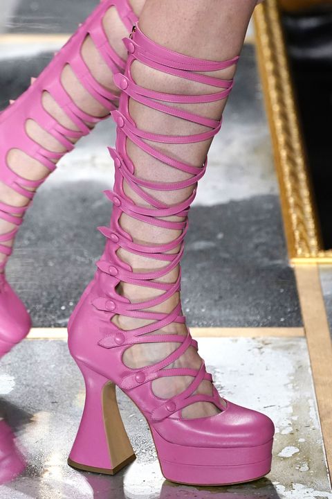 gladiator pink high heel boots by Moschino | BOtas rosadas de gladiador con tacón alto de Moschino.
