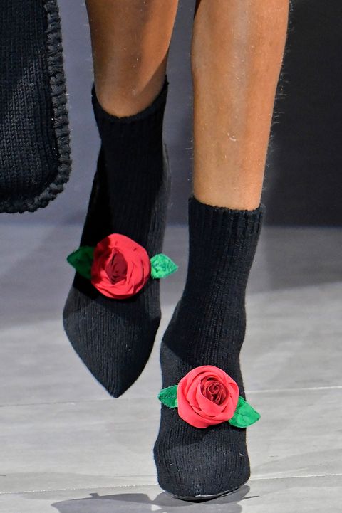 Black pumps with red rose by Dolce&Gabbana | Salones negros con rosa roja de Dolce&Gabbana