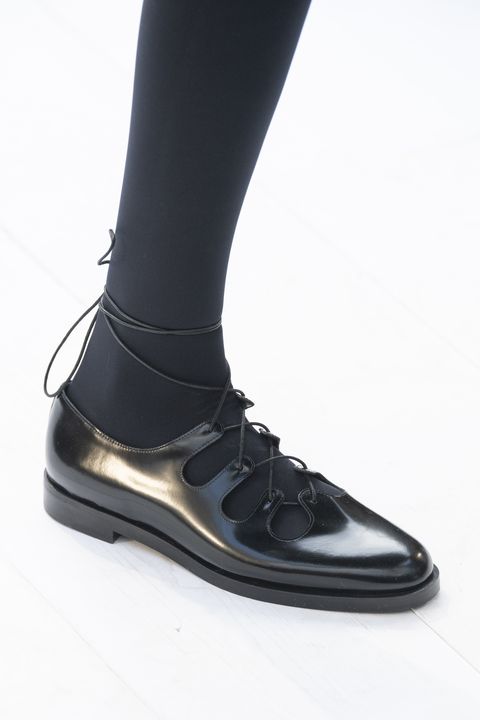 Flat Loafer with Laces by Max Mara | 
Milan Fashion Week | Fall-Winter 2020-21
Zapatos Negros y Planos con Cordones |
 Semana de la Moda de Milano | Otoño-Invierno 2020-21