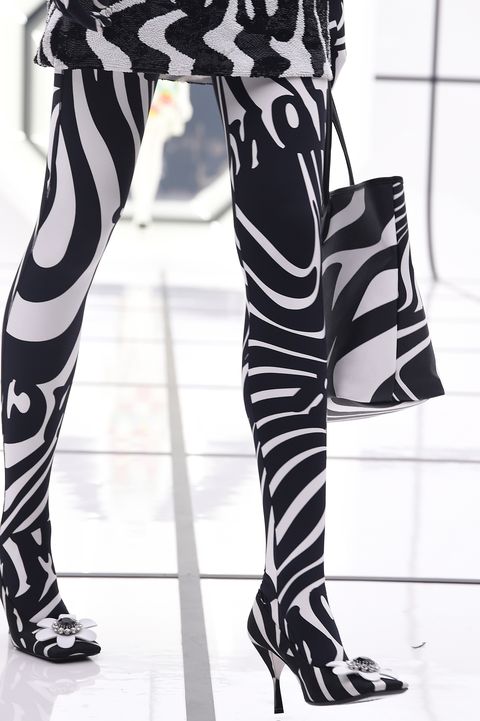 Pumps and stoking in white and black look alike a zebra by Moncler  |
Salones y medias en combinación simulando una la piel de una cebra de Mocler