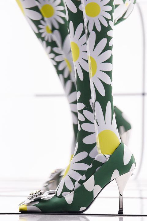 Pumps and stoking in white, yellow and green by Moncler |
Salones y medias en combinación simulando una bota con flores blancas y amarillas con fondo verde de Mocler.