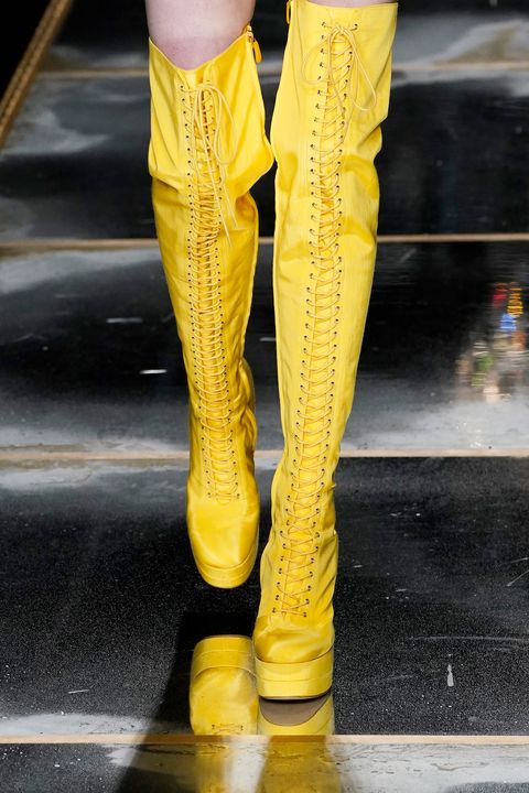 Yellow high heel platform over-the-knee boots by Moschino | botas amarillas de tacón alto y plataforma de Moschino. 