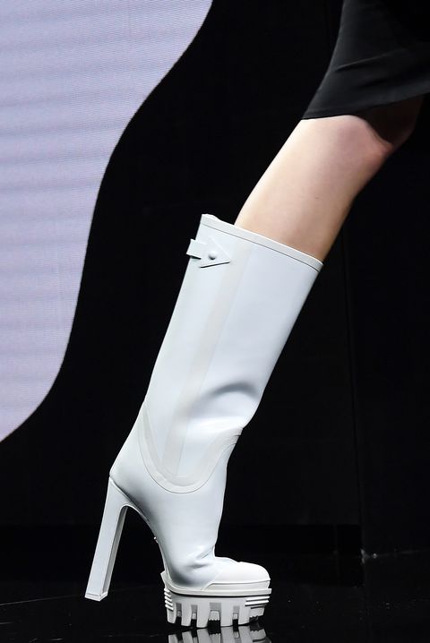 high heel white Thigh-High boots by Versace |
botas blancas de tacón alto de Versace