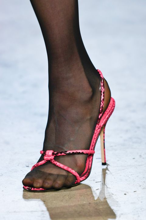 Pink and black sandals with stilettos by Jason Wu / sandalias de tiras finas en piel negra y fucsia