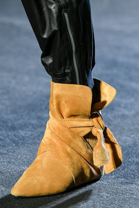 Mustard suede leather ankle boots by Rag & Bone / botines en amarillo mostaza y nudo lateral en piel vuelta