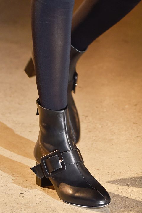 Black leather ankle boot by Self Portrait / botines en piel negra con hebilla lateral