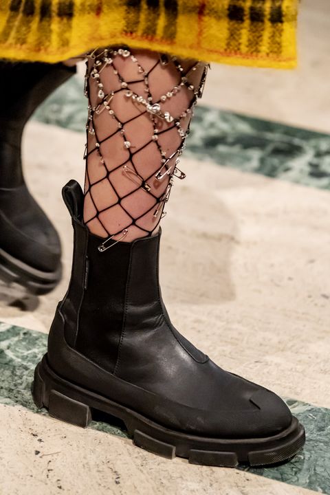Black leather ankle boot with platform by Monse /  botines en piel negra con plataforma