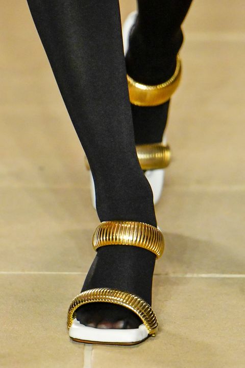 White and Golden sandals by Proenza Schoulder / Sandalias negras y doradas
