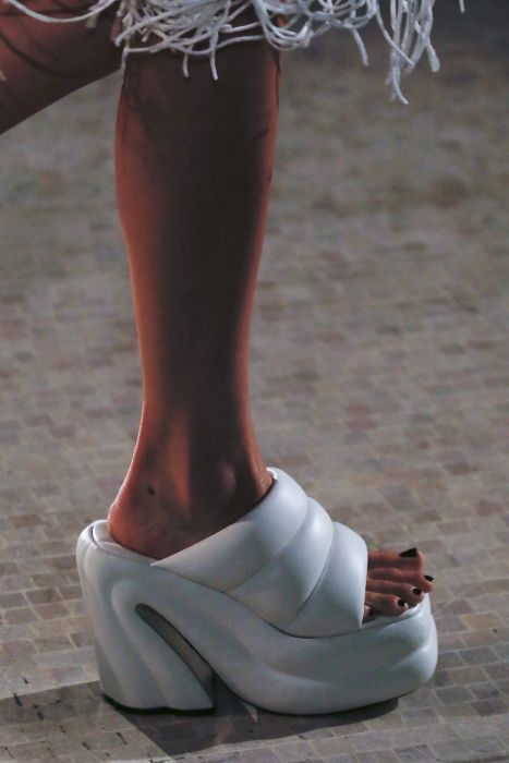 Proenza Schouler scultural white mule Spring summer 2023 | mule escultural en blanco, primavera-verano 2023. women shoes. zapatos de mujer